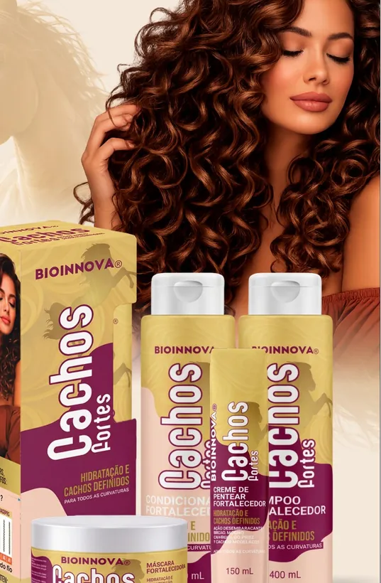 Mulher de cabelo cacheado com a linha Cachos Fortes